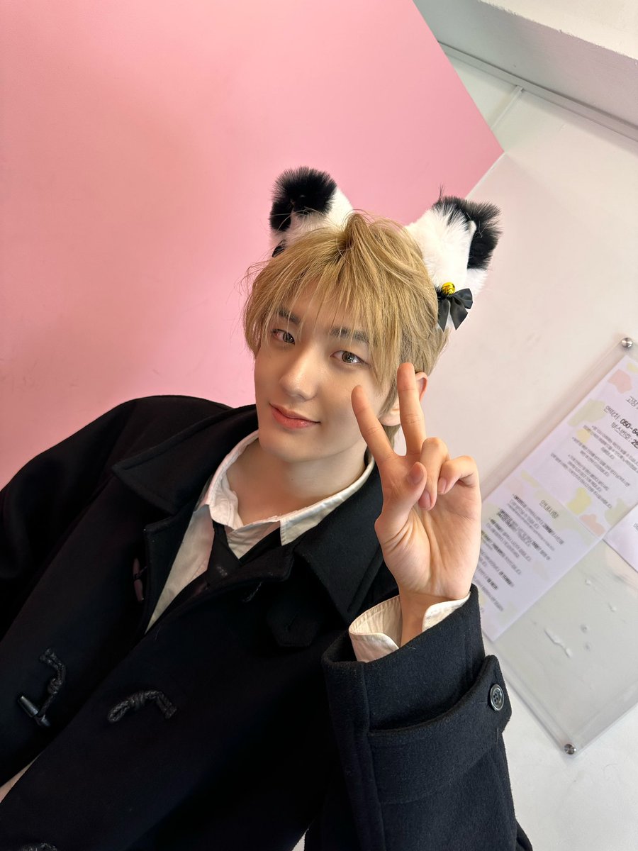 TheKingDom_GF's tweet photo. [HWON👑]

<오늘 생일인 사람>
ㄴ여러분 덕분에 너무 즐거웠습니다❤️

훤이의 가장 소중한 보물 우리 킹메✨💛
오늘 하루 훤이와 함께 보내주셔서 감사합니다
22살의 훤이도 기대 많이 해주세요!
고마워요 킹메🖤

#KINGDOM #킹덤 #HWON #훤 
#HAPPY_HWON_DAY https://t.co/xxkEi8AzlA