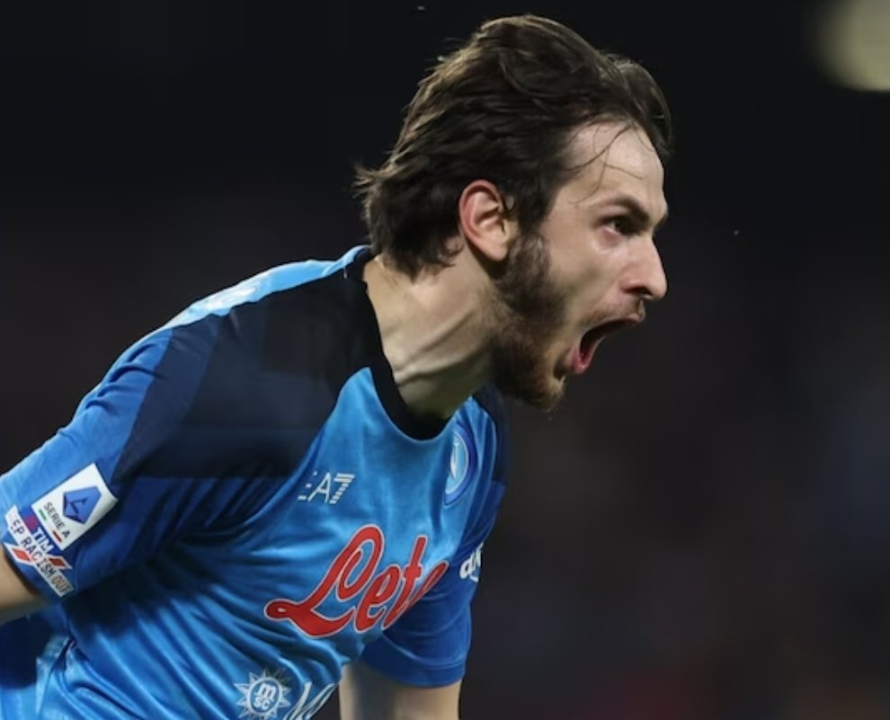 MassimoAlligri's tweet photo. "C’è una cosa che i fisici dovrebbero studiare a fondo, perché siamo nel campo dell’inspiegabile per ora: l’attrazione incredibile di un pallone con i due piedi di un giocatore di calcio". (cit. @CorSport) @sscnapoli @SerieA #sport #calcio #SerieA #kvaratskhelia https://t.co/Unu639iYgU