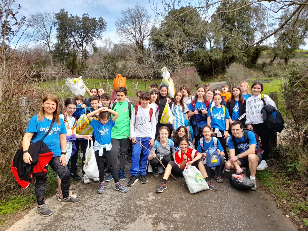 smiportu's tweet photo. El Centro Juvenil Menesiano #Engoitik realiza su misión de rescate de la naturaleza.

Los chavales recogen 60 kg de plástico y basura evitando que acaben en los ríos de las Encartaciones.

Engoitik naturari laguntzeko prest.

#EtorkizunariBegira #AdostekoPrest @KristauEskola https://t.co/mXbiylW2SF