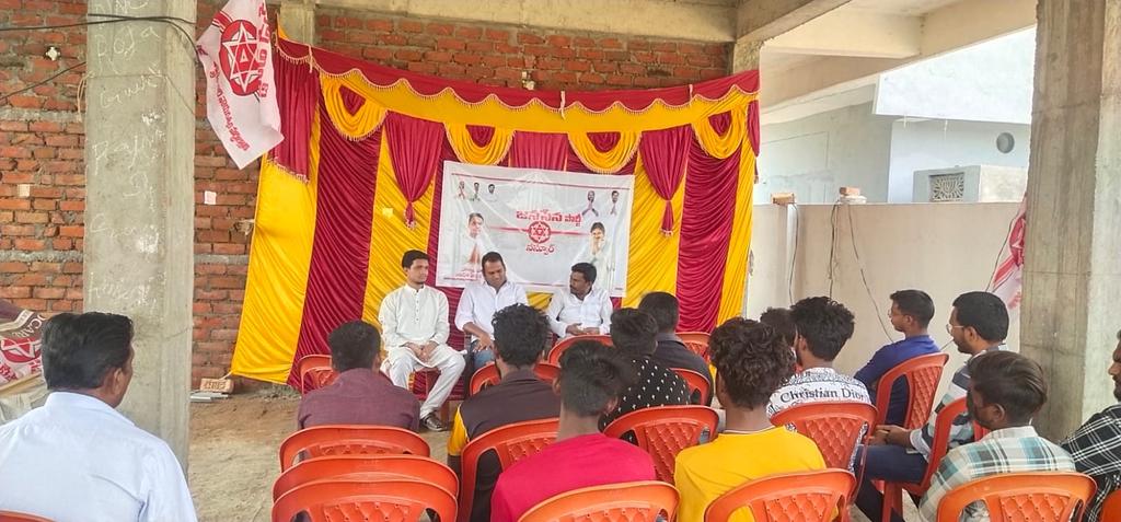 harish_vodnala's tweet photo. జనసేన పార్టీ మంచిర్యాల జిల్లా నస్పూర్ మండలంలో తెలంగాణ ఇంచార్జీ శ్రీ నేమూరి శంకర్ గౌడ్, జిల్లా ఇంఛార్జి సైదాల శ్రీనివాస్ మరియు ముఖ్య నాయకులు తన్నీరు మధుకర్ గారి ఆదేశాల మేరకు నస్పూర్ మండలంలో మండల ముఖ్య నాయకులు శ్రీ వొడ్నాల హరీష్ గారి అధ్వర్యంలో..@JanaSenaParty https://t.co/7AzIqqK1Qu