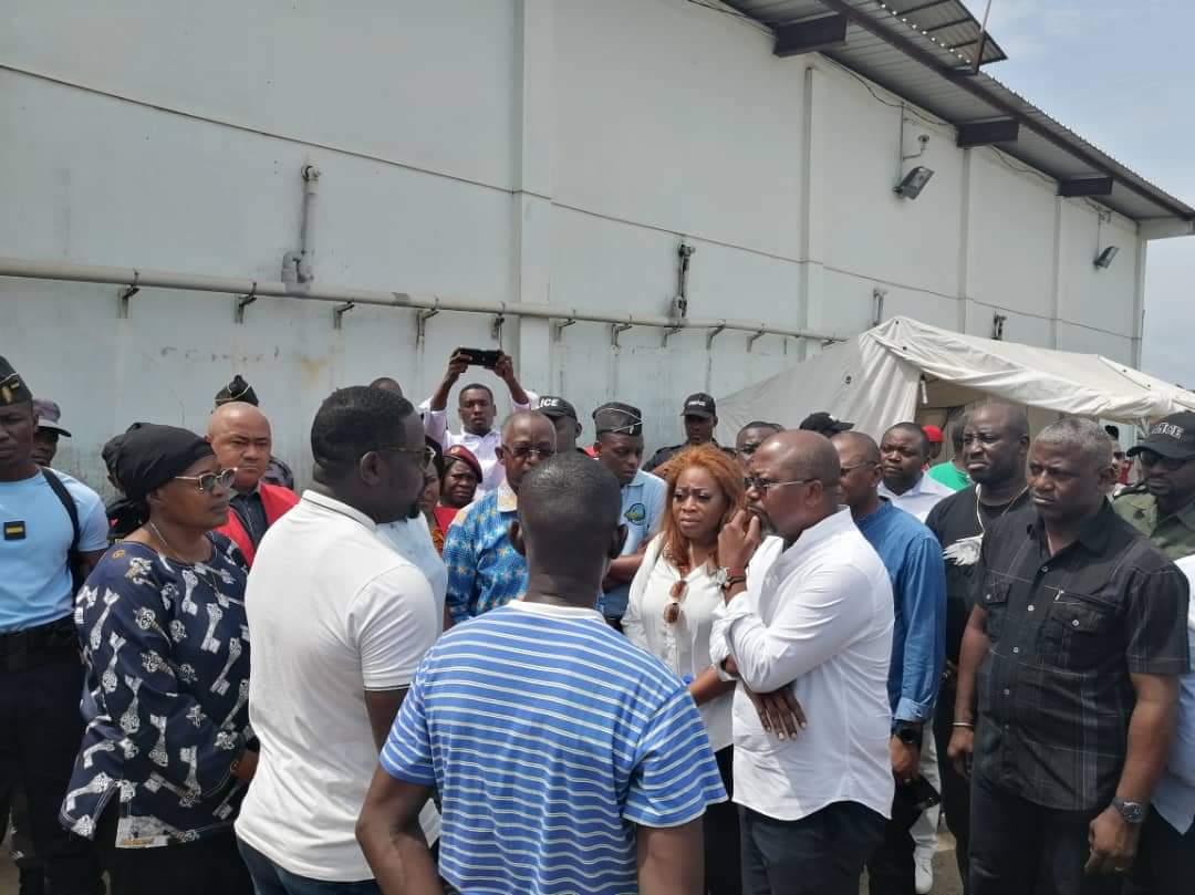 Je me suis rendu ce matin au port môle  où j'ai tenu à rassurer les familles de la poursuite des recherches comme instruit par le <a href="/PresidentABO/">Ali Bongo Ondimba</a>. Restons unis, mobilisés et solidaires avec les familles.