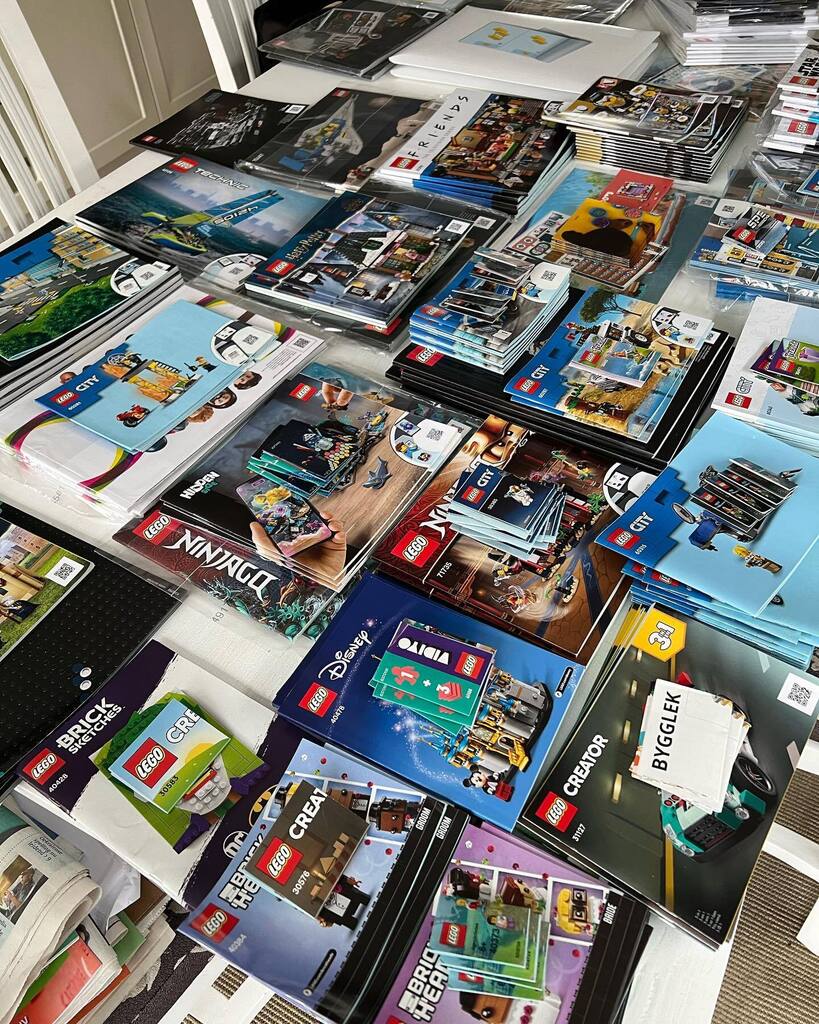 Iemand nog een fysieke LEGO bouwinstructie nodig? Wij hebben er veel te koop in onze Bricklink Store. Maar eerst wat orde in de chaos! 🫣 #lego #legoseller #bricklink #bricklinkstore #bricklinkseller #bricklinkorder #legostore #legofan #legolove #afols #afol #bricklinker_hub …