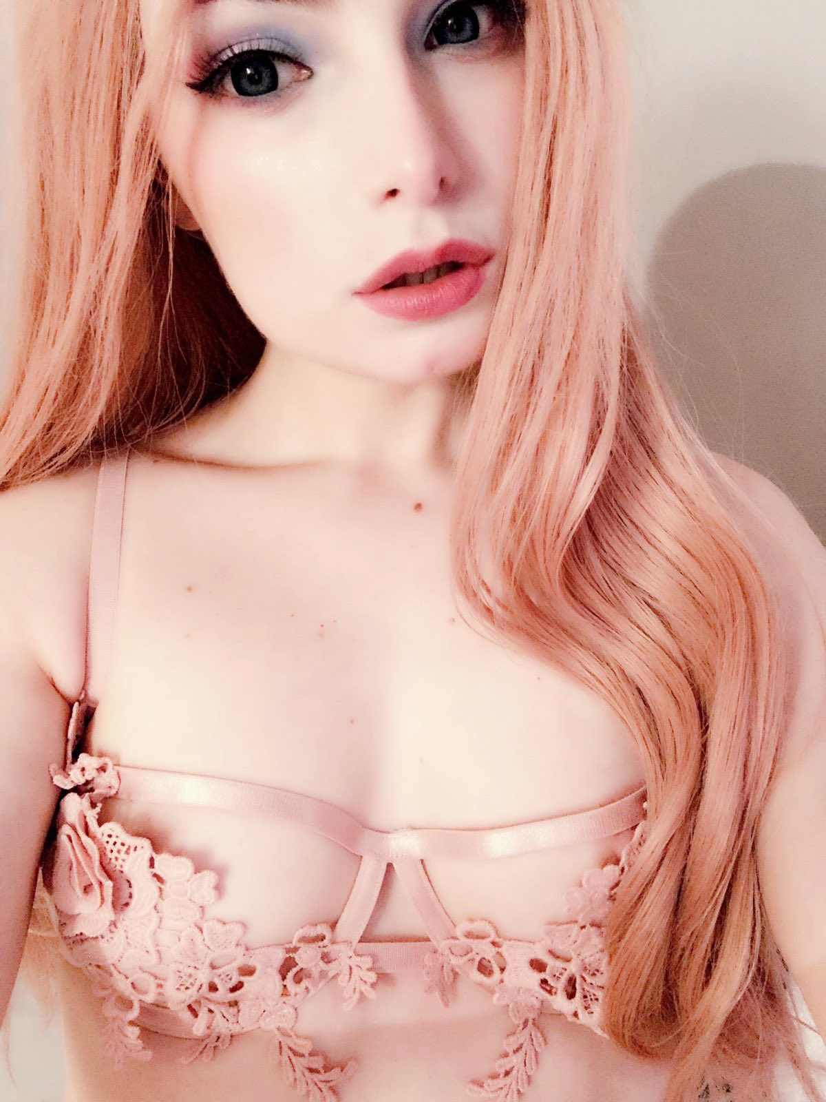 I’ve been told by my domme that tonight we Netflix and chill - the question is so we also Netflix and film? 👀🥰 There will be Prosecco 🥰🥰 https://t.co/zy1wktDwrL