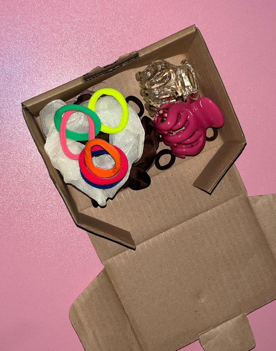 mykav_'s tweet photo. Mo jualan aaahh! Jadi buat yang sering kehilangan jepit dan kucir tp kl beli sayang ongkir, bs gas checkot Scrunchie Set ini! Isinya 2 Jedai, 3 Scrunchie sm Kuncir Mini dan Medium @ 6pcs. cusss langsung ke sini https://t.co/d7sQMtxTZH 
(warna random yaaa) https://t.co/trFmo6z9DL