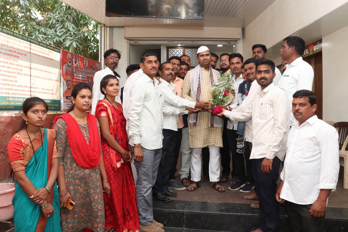 mlamangeshbjp's tweet photo. उपमुख्यमंत्री @Dev_Fadnavis साहेब यांनी नुकत्याच सादर केलेल्या अर्थसंकल्पात राज्यातील कोतवालांना सरसकट १५००० रुपये मानधन वाढ करण्याची घोषणा करण्यात आली.सदर मागणी मान्य करण्यासाठी यशस्वी पाठपुरावा केला म्हणून चाळीसगाव तालुका कोतवाल संघटनेच्या वतीने आज माझा सत्कार करण्यात आला.(1/4) https://t.co/hcjePrdLmM