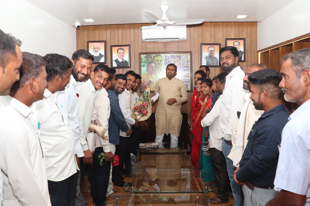 mlamangeshbjp's tweet photo. उपमुख्यमंत्री @Dev_Fadnavis साहेब यांनी नुकत्याच सादर केलेल्या अर्थसंकल्पात राज्यातील कोतवालांना सरसकट १५००० रुपये मानधन वाढ करण्याची घोषणा करण्यात आली.सदर मागणी मान्य करण्यासाठी यशस्वी पाठपुरावा केला म्हणून चाळीसगाव तालुका कोतवाल संघटनेच्या वतीने आज माझा सत्कार करण्यात आला.(1/4) https://t.co/hcjePrdLmM