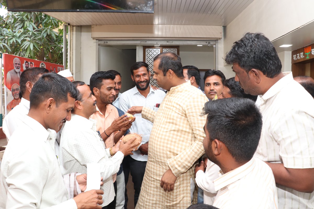 mlamangeshbjp's tweet photo. उपमुख्यमंत्री @Dev_Fadnavis साहेब यांनी नुकत्याच सादर केलेल्या अर्थसंकल्पात राज्यातील कोतवालांना सरसकट १५००० रुपये मानधन वाढ करण्याची घोषणा करण्यात आली.सदर मागणी मान्य करण्यासाठी यशस्वी पाठपुरावा केला म्हणून चाळीसगाव तालुका कोतवाल संघटनेच्या वतीने आज माझा सत्कार करण्यात आला.(1/4) https://t.co/hcjePrdLmM