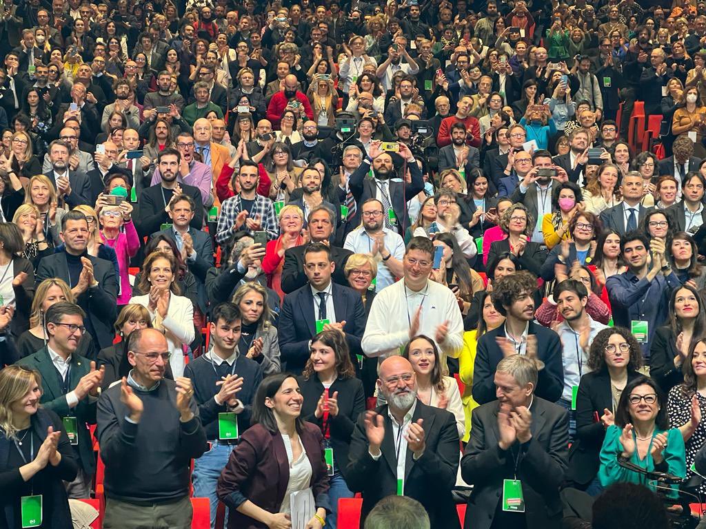 graziano_delrio's tweet photo. Diseguaglianze, lavoro e clima. Si riparte da qui. Una comunità forte e unita che vuole un paese più giusto
#Assemblea 
@pdnetwork 
@ellyesse https://t.co/frePCk4kMP