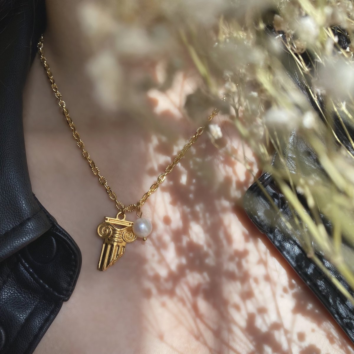 lechataccessori's tweet photo. Gold elegant chain necklace with freshwater pearl &amp; column motif in Greek aesthetic ✨

🔍 You can shop online at https://t.co/3yQjy4p6je 🔎

#lechataccessories #handmadejewelry #columnjewelry #freshwaterpearlnecklace #columnnecklace #greeknecklace #greekjewelry #greekmythology https://t.co/eIla4cKAXg