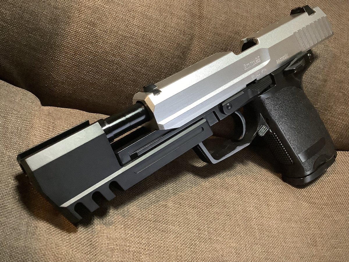 MetalicAir's tweet photo. #クラウンモデル #UspMatch 10禁 #エアコキ
シルバー&ブラック2種 セルフ塗装。
東京マルイのエアコキUSPとの違いは…
一応、スライドストップ機能があるんですよ。
実射、10発中、1発くらい、あらぬ方向へ飛ぶ。
延長されたアウターバレルがBB弾に干渉するようだ。
#エアガン #Airsoft #ハンドガン https://t.co/JaWNsK6kKJ