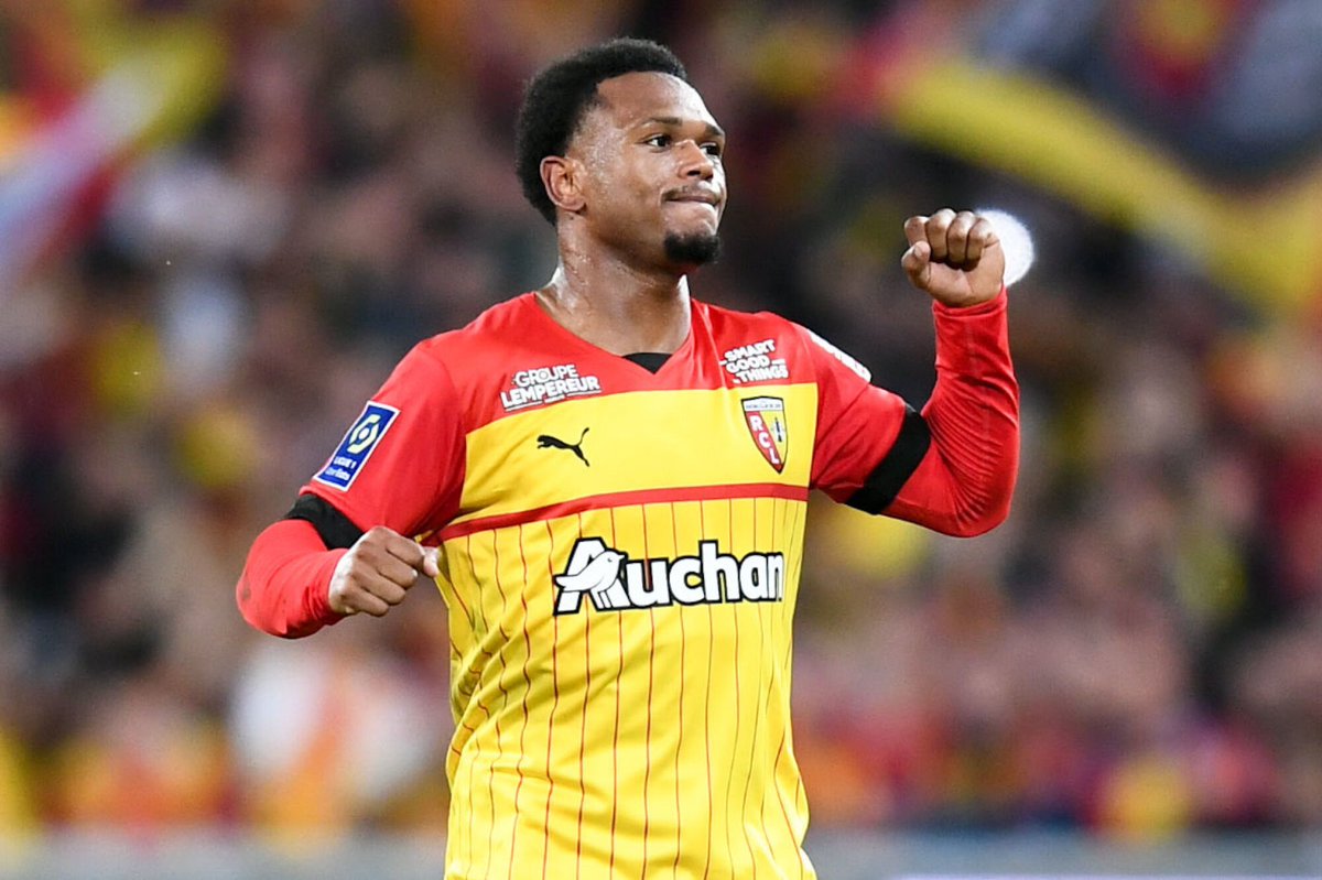 ActuFoot_'s tweet photo. 🚨 RECORD ! Loïs Openda vient d’inscrire le triplé le plus rapide de l’Histoire de la Ligue 1.

4 minutes. ⏱️ https://t.co/dpCgAz7fqf
