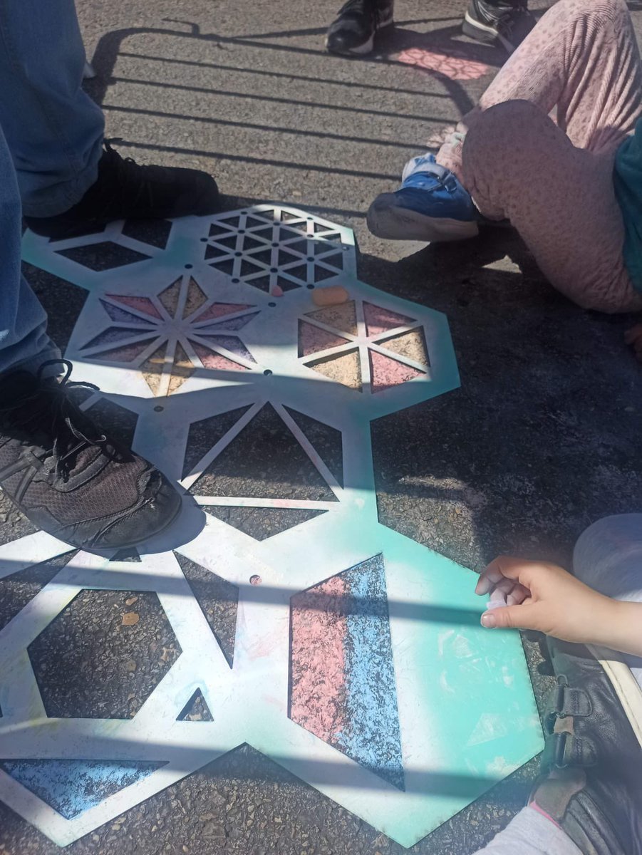 SMPM_EC's tweet photo. Los más pequeños también disfrutan de las mates. Mosaicos en la calle en 
#MatesenlaCalle https://t.co/zCiw482dKA