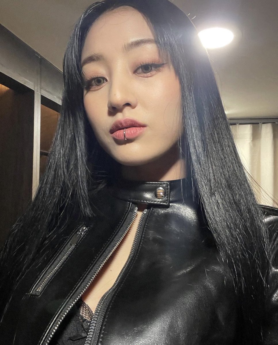 4 - Jihyo is a woman of demonic nature that I want to see again and again