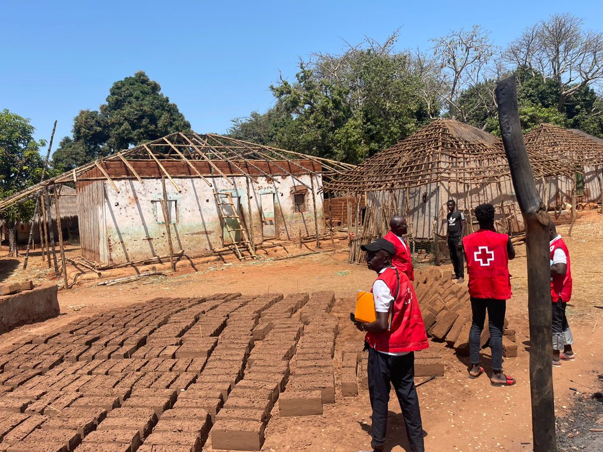 AwanGhulamMuha1's tweet photo. DREF implementation in progress for affected communities of fire incident in Menegue island of Guinea Bissau. Communities are being helped through construction material &amp; conditional cash support. IFRC DREF 
 is playing major support in rehabilitation https://t.co/p7hhBUZIpT