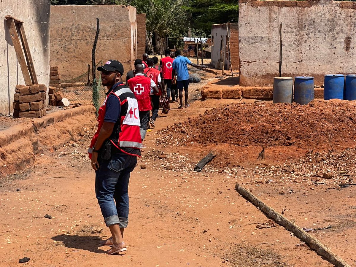 AwanGhulamMuha1's tweet photo. DREF implementation in progress for affected communities of fire incident in Menegue island of Guinea Bissau. Communities are being helped through construction material &amp; conditional cash support. IFRC DREF 
 is playing major support in rehabilitation https://t.co/p7hhBUZIpT