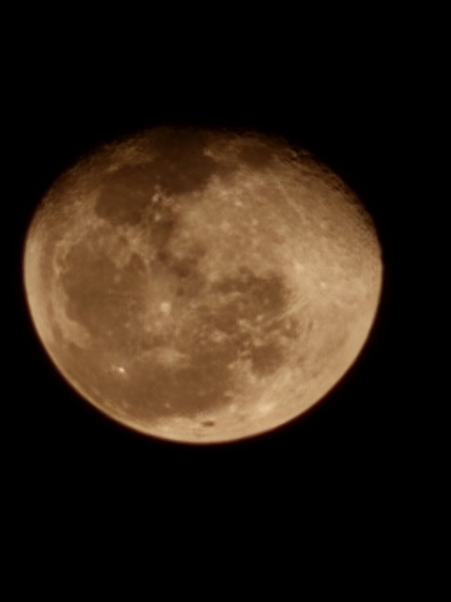 shubpark's tweet photo. @Mrwhosetheboss It does, but not fully! It does try to see if it can get a better picture to find out if details can be added or not, however, if there are objects moving in line of sight of the earth &amp; moon, it does capture those blobs.I couldn't capture the shot, but I myself saw a satellite https://t.co/I10Uqzn5kK