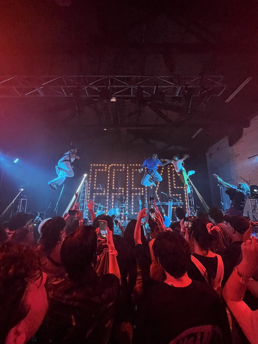 markimeyer's tweet photo. EEEKS subió la vara 🤩

Tremendo show de 90 minutos. Hermoso lo de Nhi Mu, la producción de Mucho Flow impecable, doble sold out. 

Un mimo al alma este regreso ❤️ https://t.co/kHr3OvEvYn
