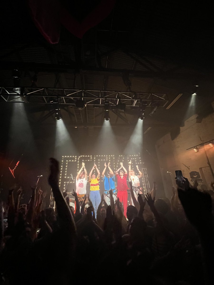 markimeyer's tweet photo. EEEKS subió la vara 🤩

Tremendo show de 90 minutos. Hermoso lo de Nhi Mu, la producción de Mucho Flow impecable, doble sold out. 

Un mimo al alma este regreso ❤️ https://t.co/kHr3OvEvYn