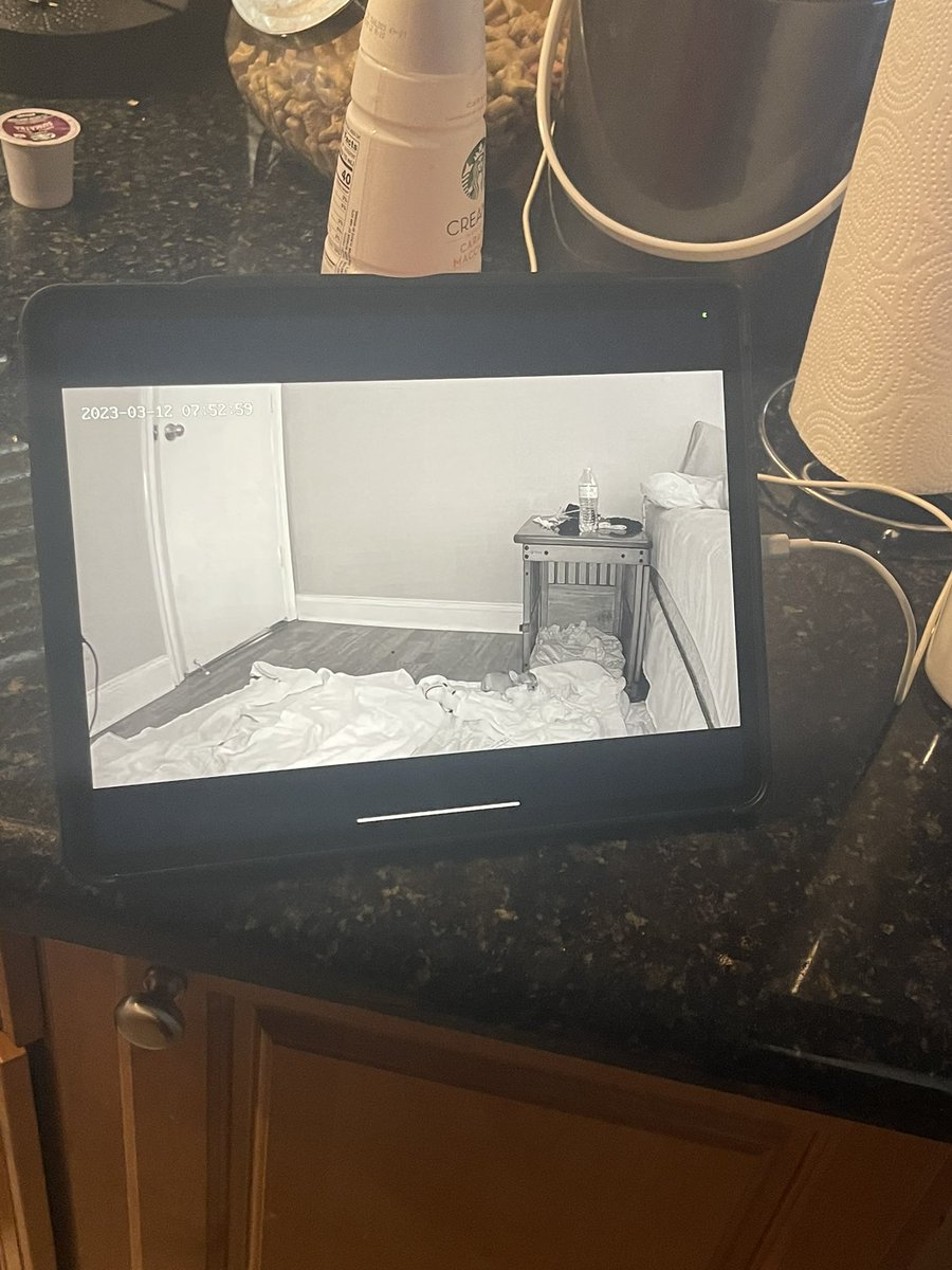 redsmasher09's tweet image. All I do now for the past 3 days is stare at this table while Louise is asleep!! #NewDad if you can’t see her I understand she is 1.2 lbs #BabyCamera