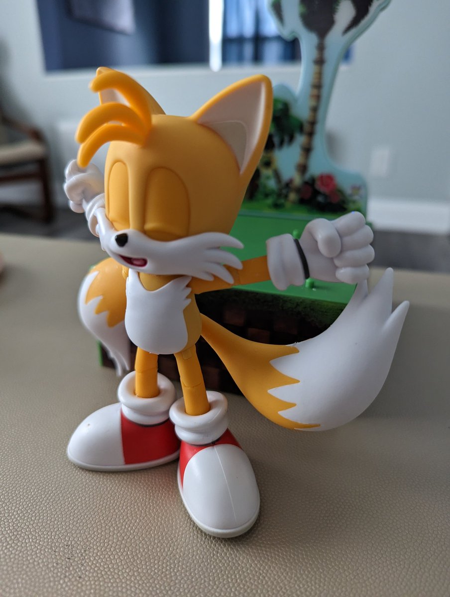 Took some more pics of the Tails Collectors Figure from Jakks Pacific!!!

You can change the eyes and mouth, and move the arms and legs to get different poses and expressions!!!

The figure is so adorable!!! ❤️ 💛 🦊

@VOColleen 

#SonicTheHedgehog #Tails #JakksPacific