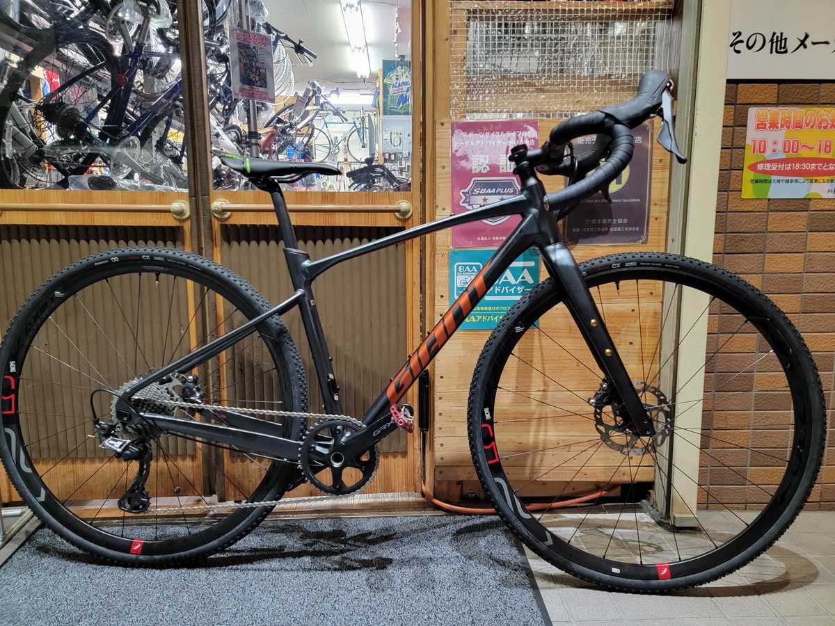 3196kintarou's tweet photo. GIANT(ジャイアント)　REVOLT 2(リボルト2)　2022年モデル

コンポはGRX、ハンドルはEASTONで、とりあえず完成。

のちのち、ドロッパーシートポストも装着予定。

#GIANT
#ジャイアント
#REVOLT2
#グラベルロード
#油圧ディスクブレーキ
#シマノ
#GRX
#EASTON
#サイクルショップ金太郎 https://t.co/eD7uqREm0o