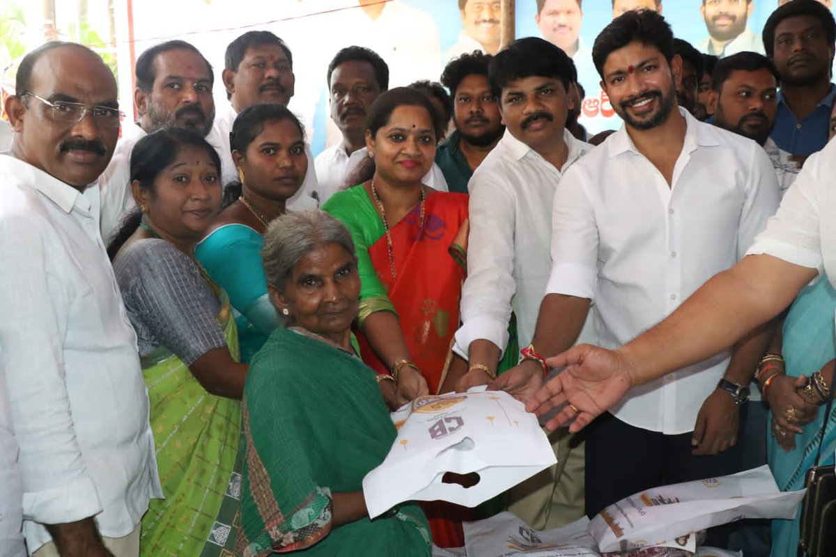 chintaanuradha's tweet image. అల్లవరం మండలం గోడి గ్రామంలో నిర్వహించిన వైయస్ఆర్ కాంగ్రెస్ పార్టీ 13వ ఆవిర్భావ దినోత్సవ వేడుకల్లో పాల్గొని 70 మంది పేద మహిళలకు, వృద్ధులకు చీరలను పంపిణీ చేయడం జరిగింది

#YSRCPFormationDay #YSRCPForAll 

@ysjagan @YSRCParty