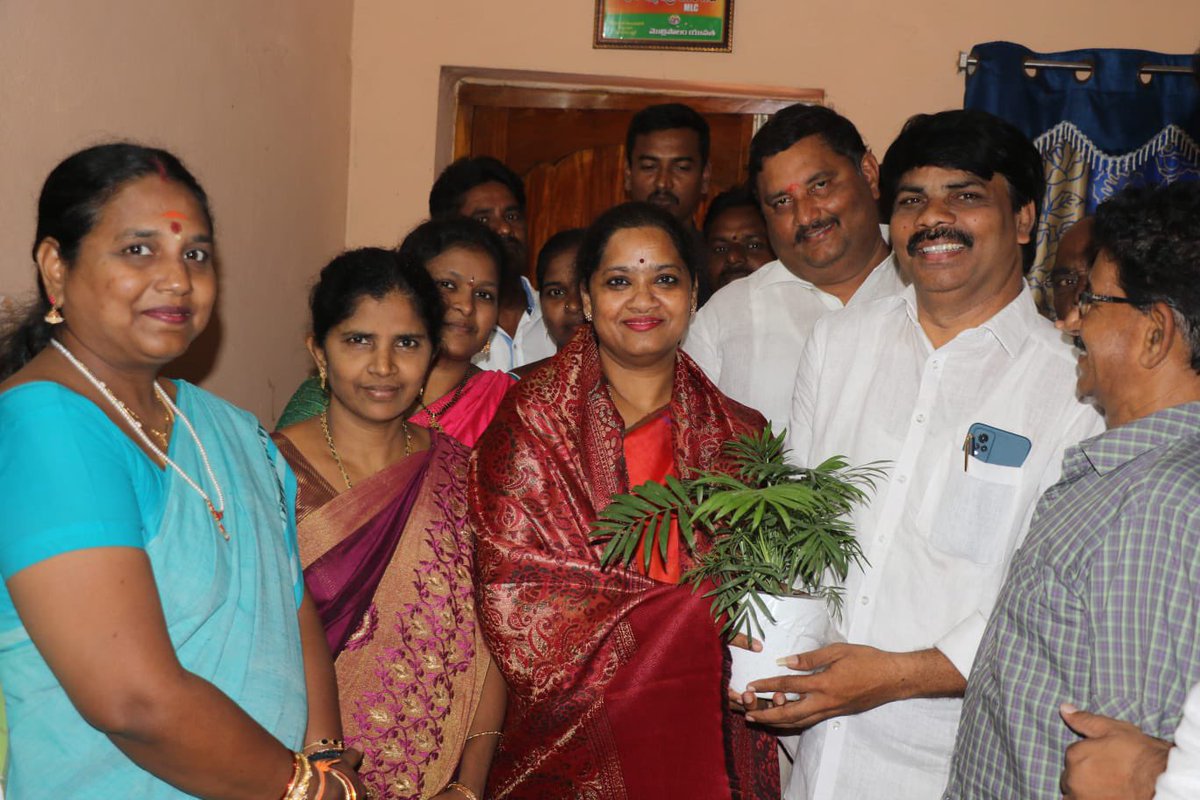 chintaanuradha's tweet image. అల్లవరం మండలం గోడి గ్రామంలో నిర్వహించిన వైయస్ఆర్ కాంగ్రెస్ పార్టీ 13వ ఆవిర్భావ దినోత్సవ వేడుకల్లో పాల్గొని 70 మంది పేద మహిళలకు, వృద్ధులకు చీరలను పంపిణీ చేయడం జరిగింది

#YSRCPFormationDay #YSRCPForAll 

@ysjagan @YSRCParty