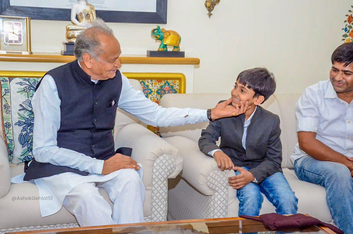 ashokgehlot51's tweet photo. नन्हें हाथों की प्यारी दुनिया !

मेरा स्कैच बनाने वाले बांसवाड़ा के नन्हें चित्रकार अर्जुन शुक्ला की प्रतिभा, कल्पना व रचनाशीलता तो प्रशंसनीय है। साथ ही इस छोटी सी उम्र में जनहित की योजनाओं के प्रति जागरूकता बच्चों को प्रेरणा देती है। https://t.co/etJ6PC6FRz