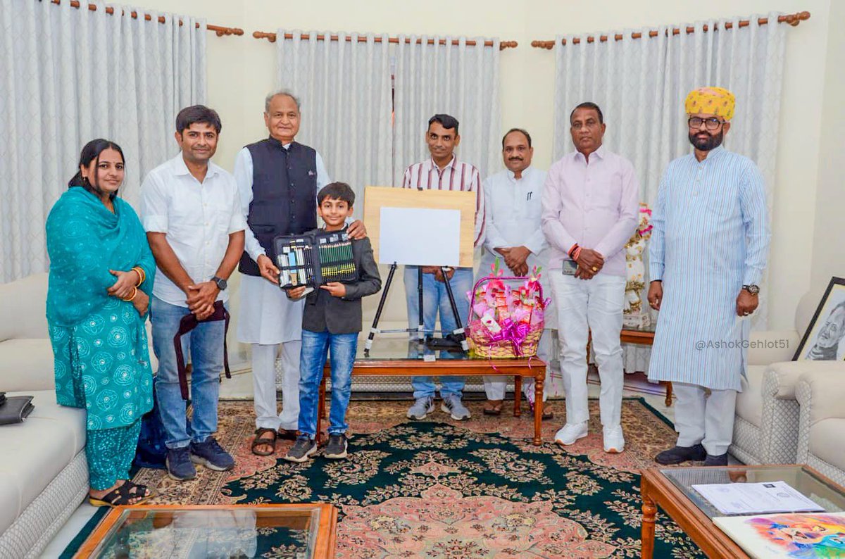 ashokgehlot51's tweet photo. नन्हें हाथों की प्यारी दुनिया !

मेरा स्कैच बनाने वाले बांसवाड़ा के नन्हें चित्रकार अर्जुन शुक्ला की प्रतिभा, कल्पना व रचनाशीलता तो प्रशंसनीय है। साथ ही इस छोटी सी उम्र में जनहित की योजनाओं के प्रति जागरूकता बच्चों को प्रेरणा देती है। https://t.co/etJ6PC6FRz