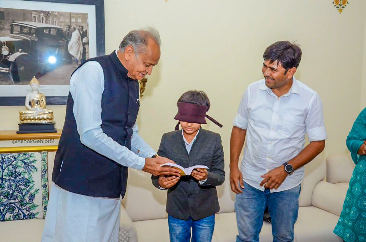 ashokgehlot51's tweet photo. नन्हें हाथों की प्यारी दुनिया !

मेरा स्कैच बनाने वाले बांसवाड़ा के नन्हें चित्रकार अर्जुन शुक्ला की प्रतिभा, कल्पना व रचनाशीलता तो प्रशंसनीय है। साथ ही इस छोटी सी उम्र में जनहित की योजनाओं के प्रति जागरूकता बच्चों को प्रेरणा देती है। https://t.co/etJ6PC6FRz