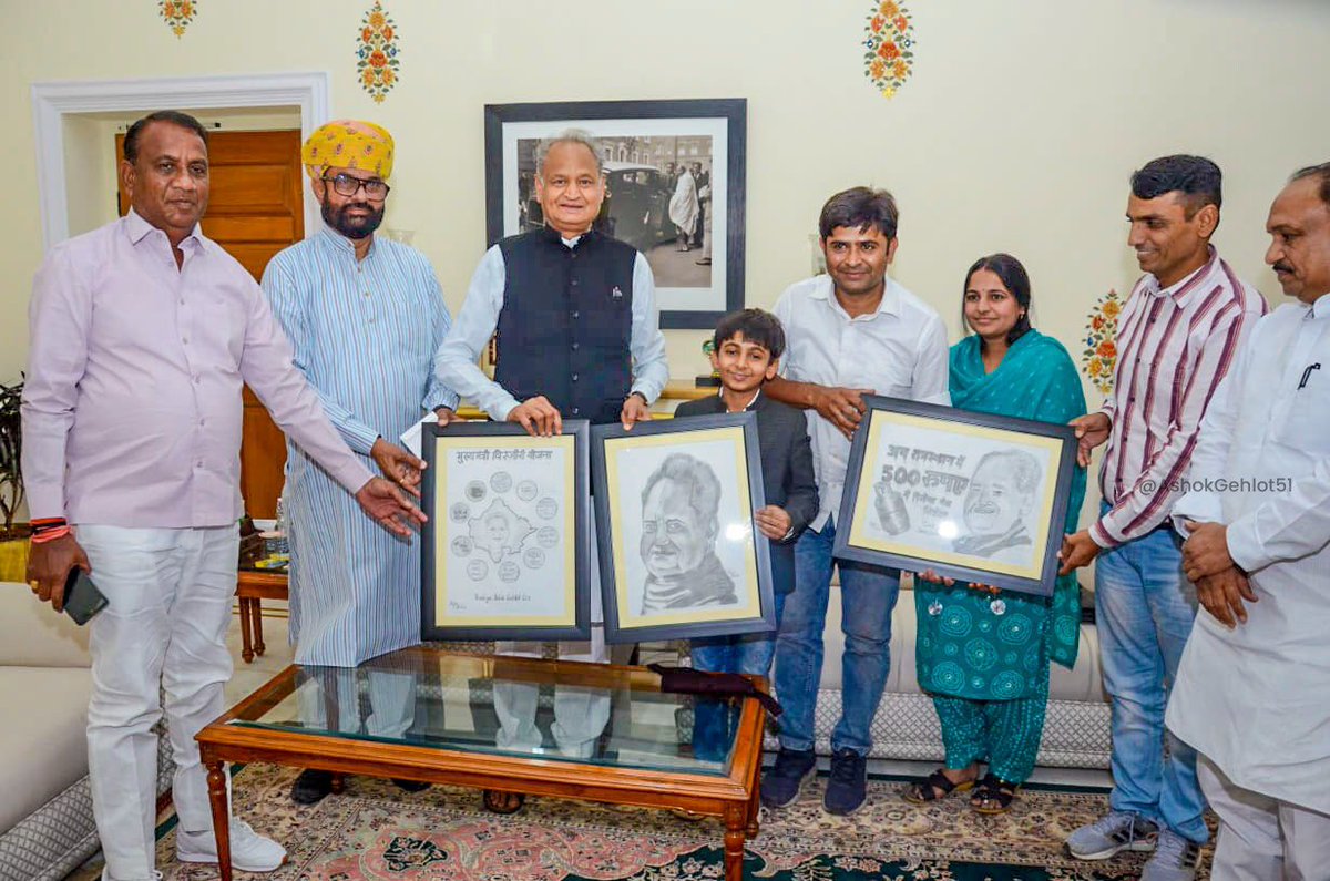 ashokgehlot51's tweet photo. नन्हें हाथों की प्यारी दुनिया !

मेरा स्कैच बनाने वाले बांसवाड़ा के नन्हें चित्रकार अर्जुन शुक्ला की प्रतिभा, कल्पना व रचनाशीलता तो प्रशंसनीय है। साथ ही इस छोटी सी उम्र में जनहित की योजनाओं के प्रति जागरूकता बच्चों को प्रेरणा देती है। https://t.co/etJ6PC6FRz
