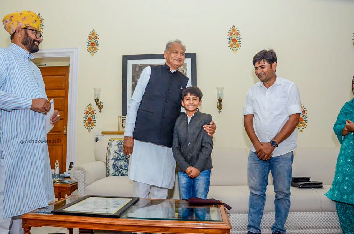 ashokgehlot51's tweet photo. आज इस प्यारे से होनहार कलाकार से मिलकर उज्ज्वल भविष्य के लिए आशीर्वाद दिया। https://t.co/7UUVR5IUU8
