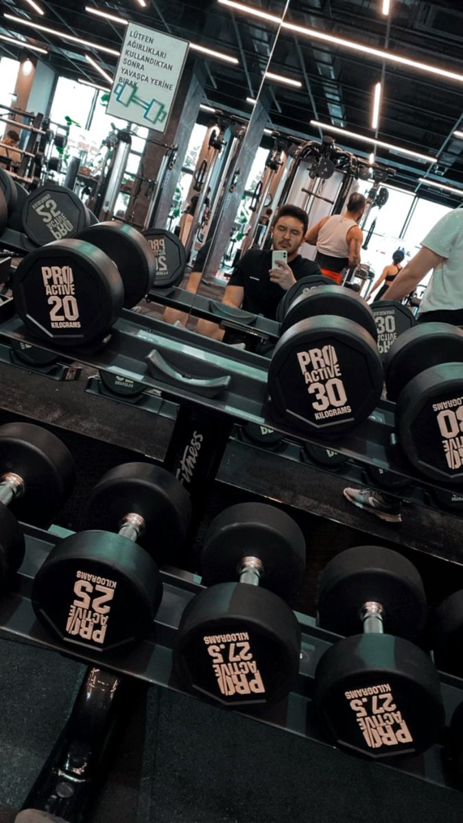 Can958's tweet photo. En sağlam motivasyon müziği bazen bench press altında intihar edesim geliyor https://t.co/bw0x5JxYf6