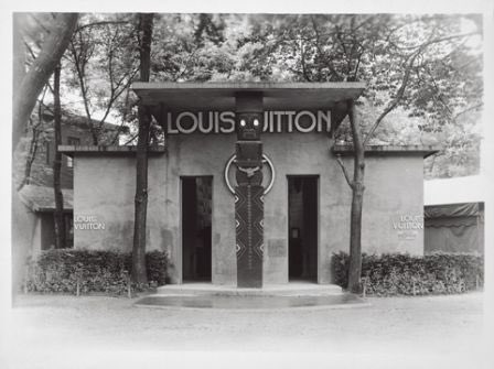 debbymzz's tweet photo. L'ignorance n'a jamais servi à personne, elle est plutôt le chemin qui conduit à la SERVITUDE

Voici le stand de Louis Vuitton à l'exposition coloniale de 1931 à Paris🇫🇷 https://t.co/am05HpS8zi