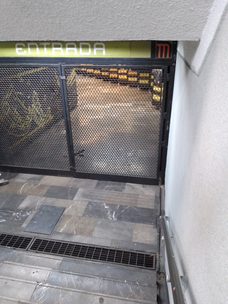 EfranThomas1's tweet photo. #MetroCDMX a qué horas abren ???? Estación del metro División del Norte línea 3, ya son las 7:02 https://t.co/e6OBFxDfUp