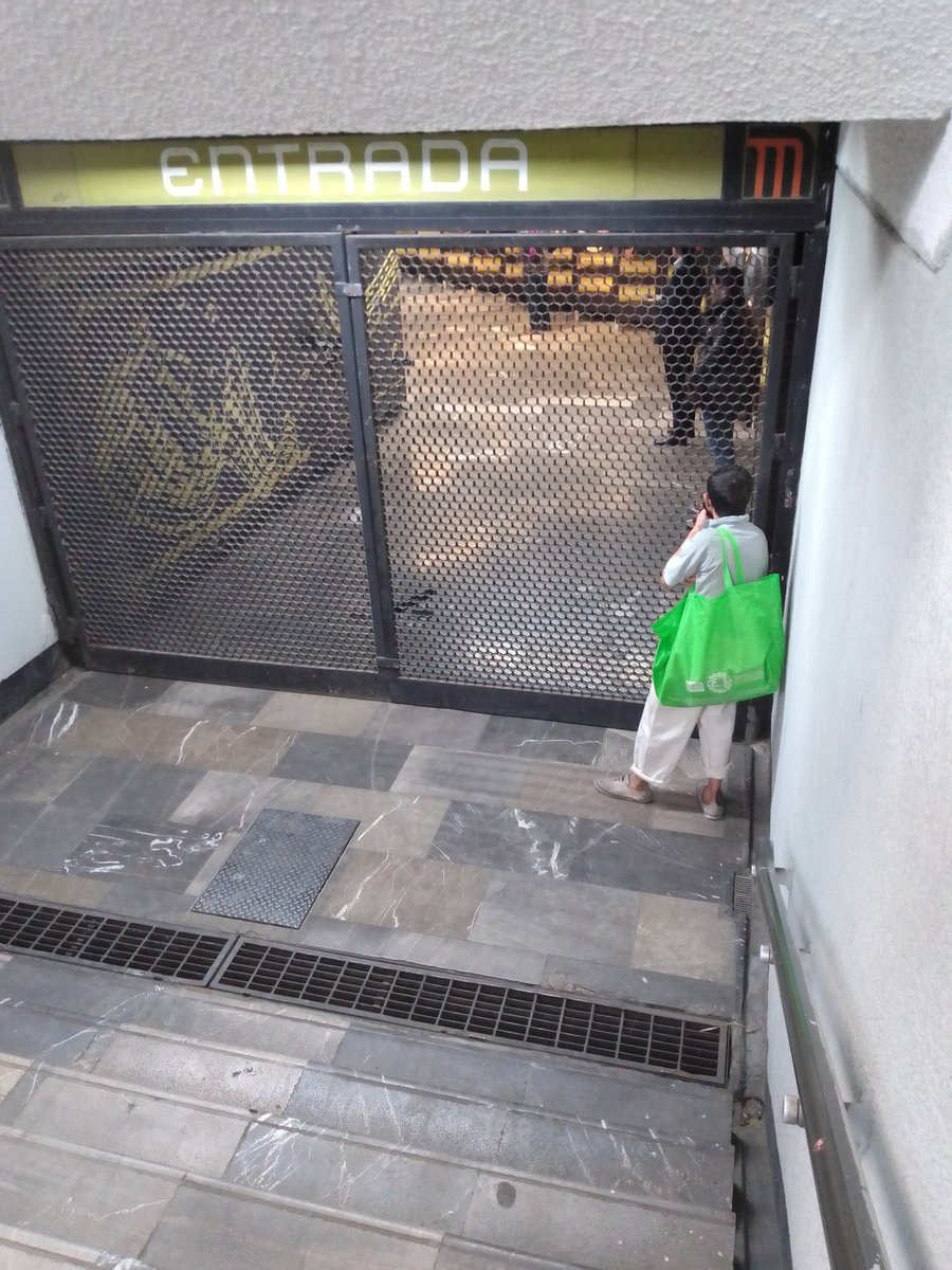 EfranThomas1's tweet photo. Ya hay gente queriendo salir #MetroCDMX #ClaudiaSheinbaum https://t.co/oaxH5iA5dF