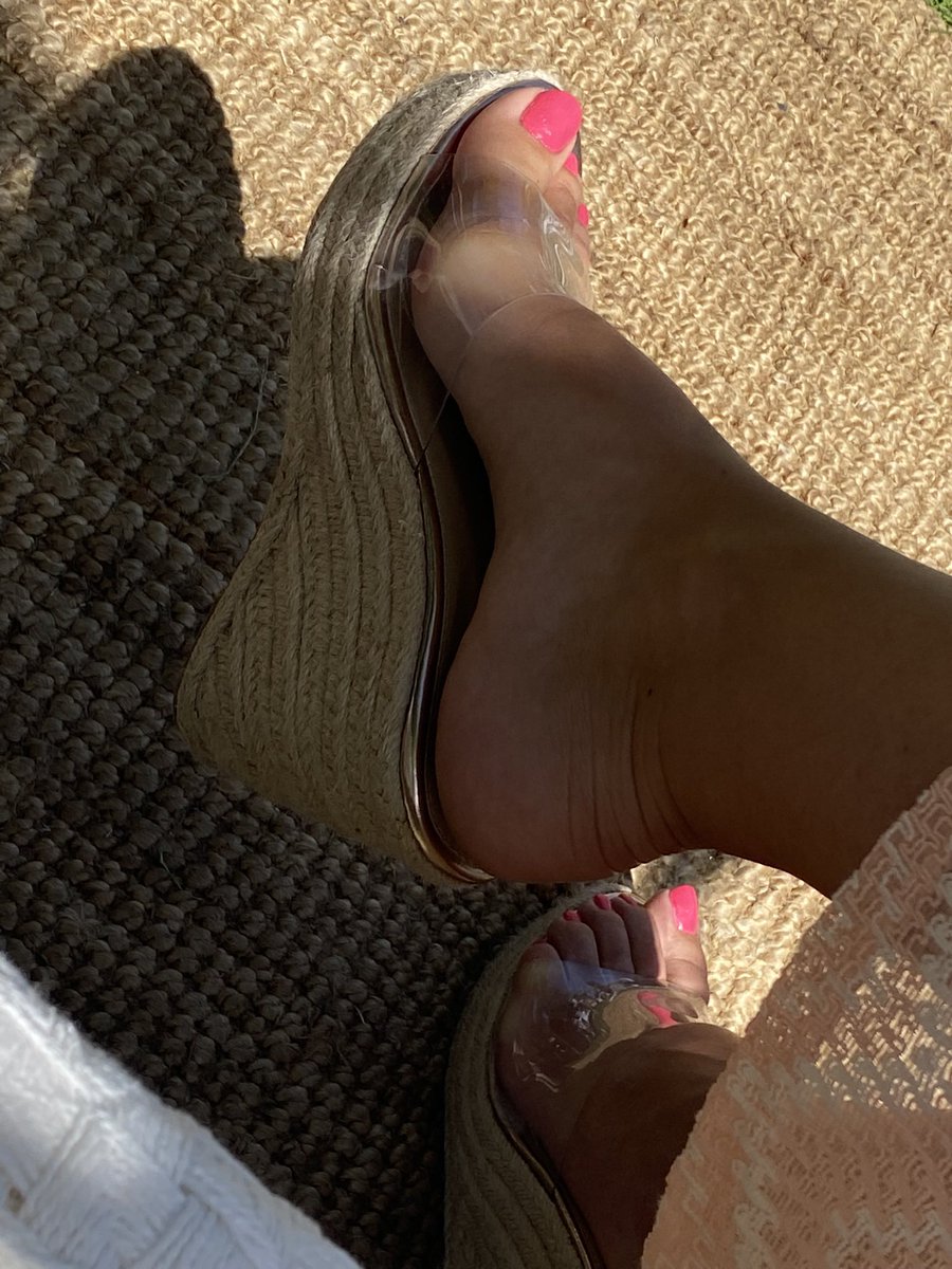 Footfeast1's tweet photo. #famousfeet #nails #toes
#happytoes #longtoenails 
#barefoot #barefeet #longtoes #naturaltoes #beautifulfeet #beautifultoes
#footarch #prettyfeet #toe  #naturaltoenails #happyfeet
#ilovemyfeet #voeten #voet #voetenfetisj #foot #footfetishnation #feet #nails #footmodel #sexyfeet https://t.co/k45u0lD7gT