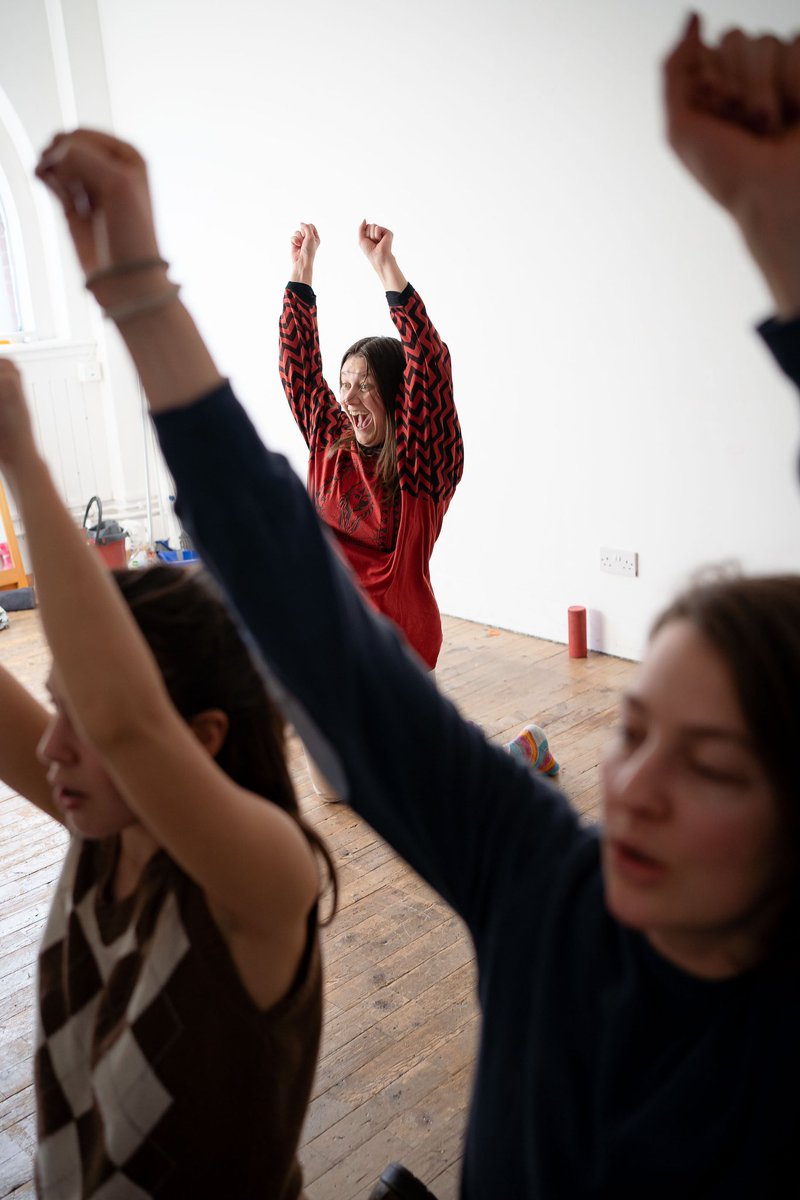 Some more photos of the company of THE CATHEDRAL in rehearsal! 🌺🌸🌼

Clowning, karaoke and hymns collide in a silly/powerful ode to the ecstasy/traumas of womanhood 🌸🌺🌼

14-17 Mar
@VAULTFestival 

🎟️ vaultfestival.com/events/the-cat…

📸 Giulia Ferrando