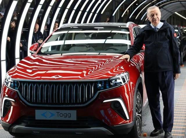 Türkiye’nin otomobili Togg bu hafta satışa çıkıyor. 
Geliyor gelmekte olan.