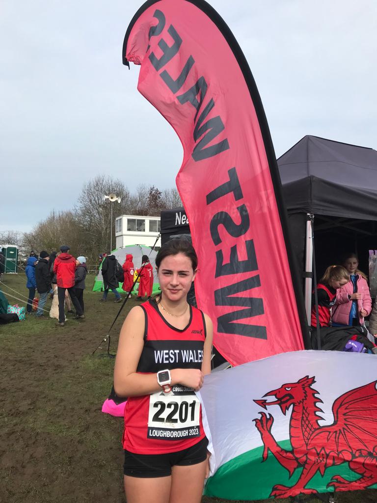angharadrowe's tweet photo. Diwedd tymor trawsgwlad llwyddiannus yn rhedeg yn y UK Inter-counties Championships  yn Loughborough yn cynrychioli Gorllewin Cymru ❤️🖤 @CelticTri @AddGorffGwyr @YsgolGyfunGwyr https://t.co/FFTNW8xuJS