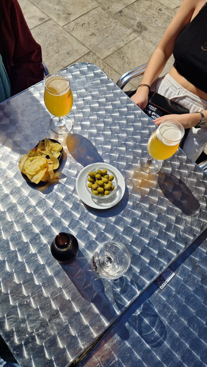 ariadnatoha11's tweet photo. @la_sobretaula Vermut al solete amb la millor companyia🥰 @Andrimoris019 @mmartaro https://t.co/ilLaShDW1N