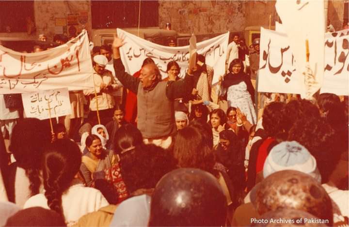 Today is death anniversary of one of the greatest poets Habib Jalib     بے نور ہو چُکی ہے بہت شہر کی فضا
تاریک راستوں مہں کہیں کھو نہ جائیں ہم

اُس کے بغیر آج بہت جی اُداس ہے ! !
جالب چلو کہیں سے اُسے ڈھونڈ لائیں ہم

حبیب جالب. #HabibJalib #PUrduPoetry