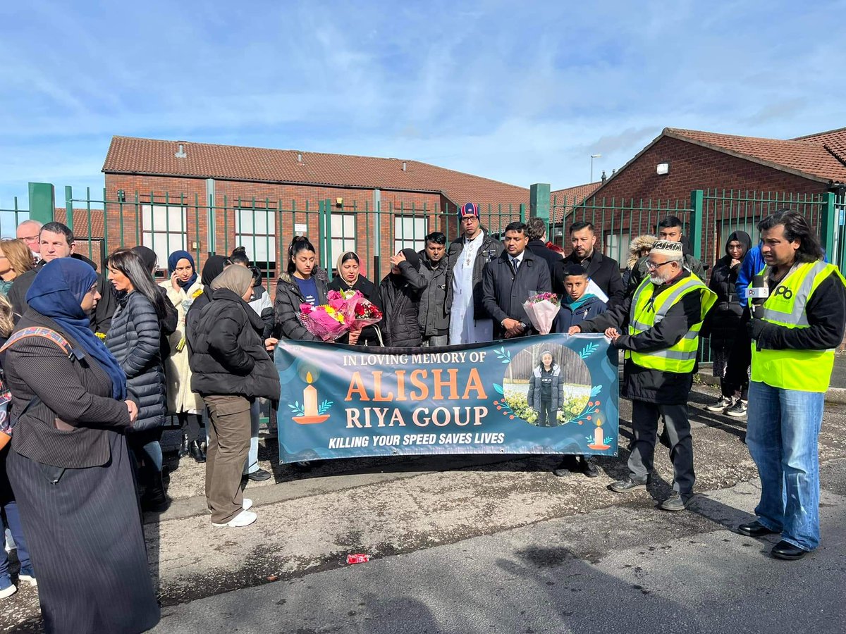 Aminbchy's tweet photo. The Oldham Community has gathered to express their sympathy and solidarity to Alisha's family. The 16 year old sadly was killed by a car. RIP Alisha #OneOldham #WeAreTheCommunity. https://t.co/tGWKfEtwqr
