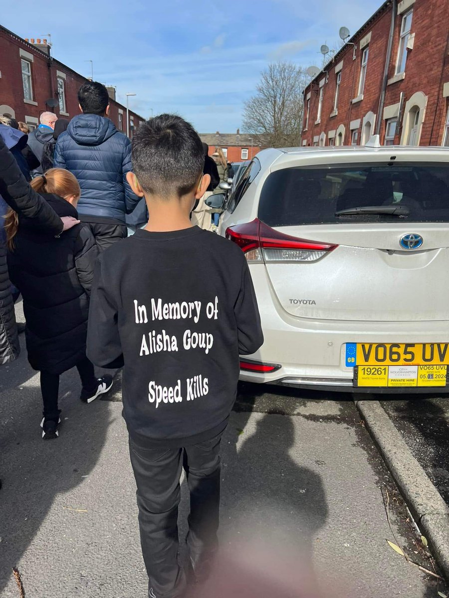 Aminbchy's tweet photo. The Oldham Community has gathered to express their sympathy and solidarity to Alisha's family. The 16 year old sadly was killed by a car. RIP Alisha #OneOldham #WeAreTheCommunity. https://t.co/tGWKfEtwqr