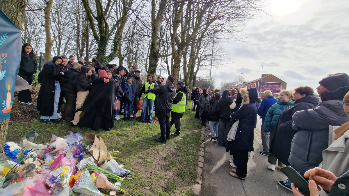 Aminbchy's tweet photo. The Oldham Community has gathered to express their sympathy and solidarity to Alisha's family. The 16 year old sadly was killed by a car. RIP Alisha #OneOldham #WeAreTheCommunity. https://t.co/tGWKfEtwqr