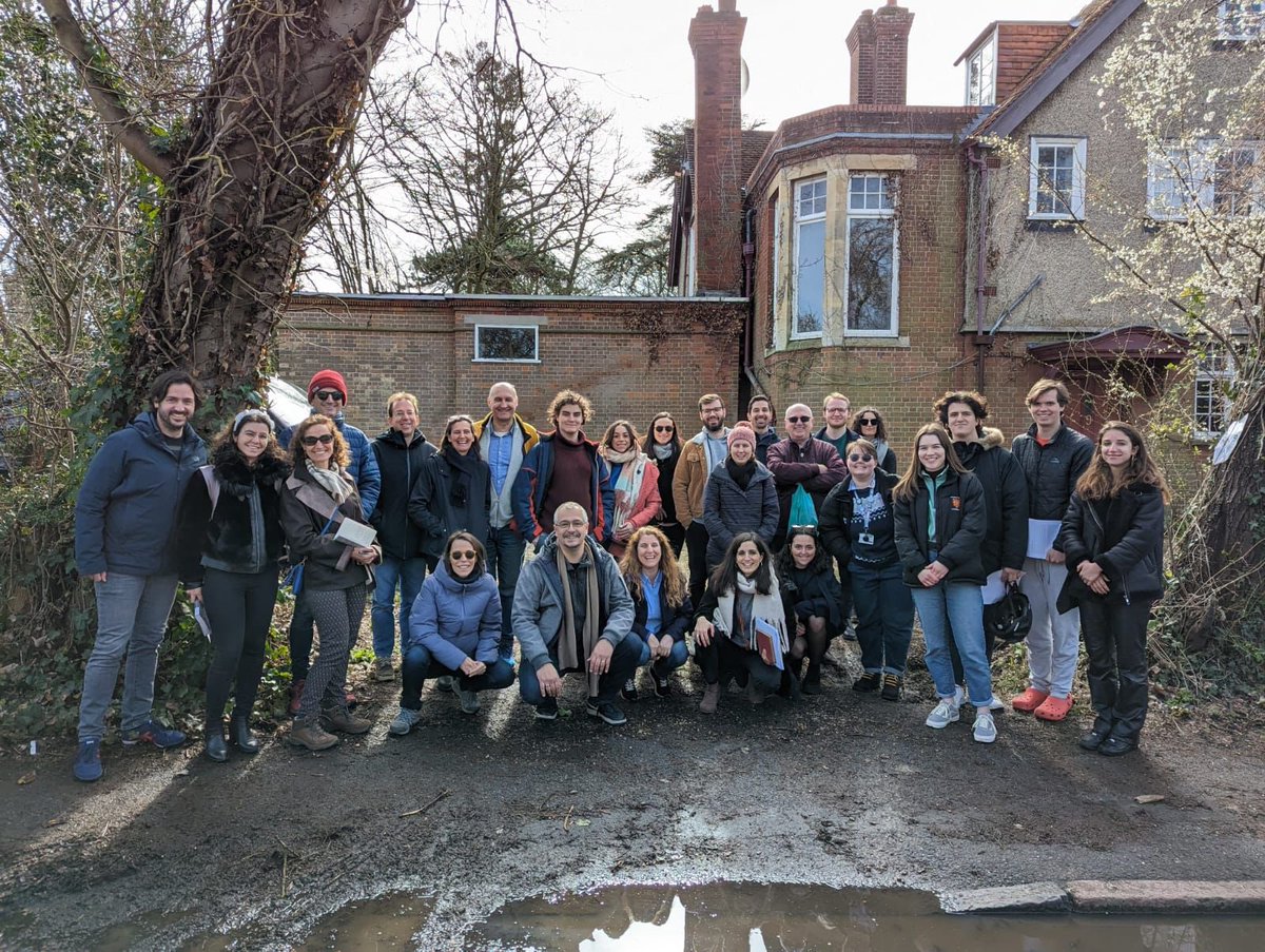 isaiasfanlo's tweet photo. Ahir vam fer una passejada per Cambridge, tot resseguint el rastre fecund que hi ha deixat la cultura catalana. Èxit de convocatòria i magnífica feina dels estudiants @MMLL_Cambridge liderats per la també magnífica @aresllop! Així també es fa cultura. https://t.co/BNZ7KpuEwv