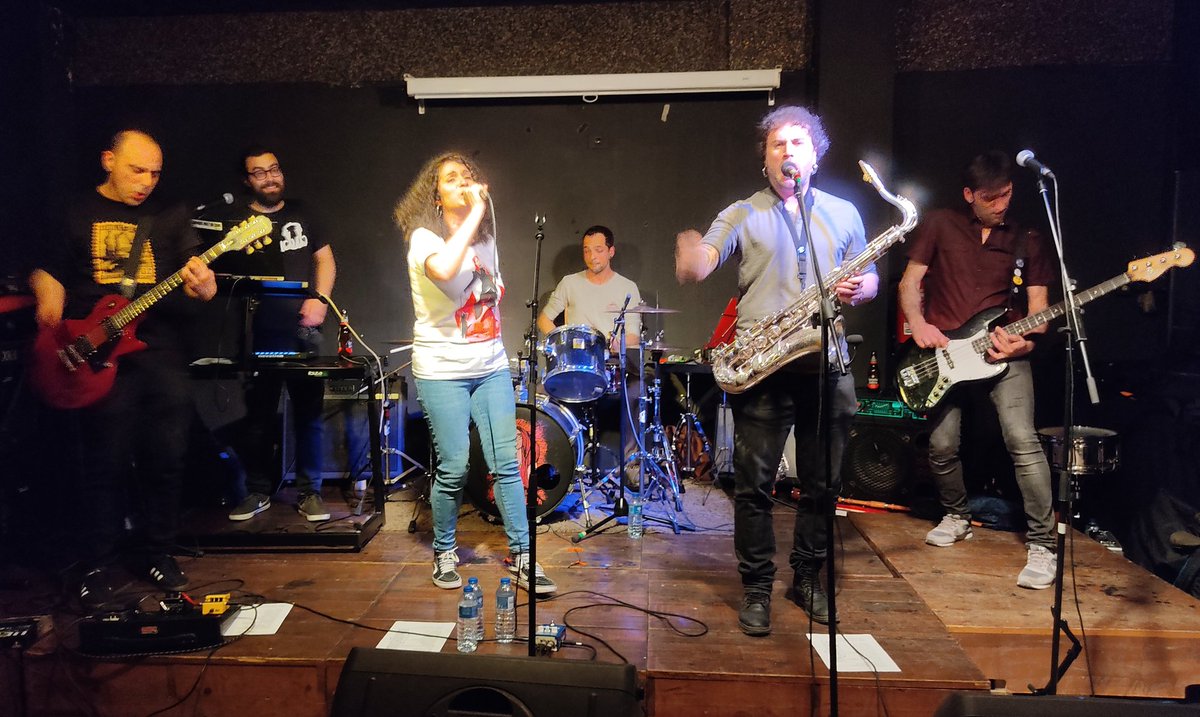 TrapalladaEoe's tweet photo. ❤️ A #Maskarpone por ser tan grandes, moitas risas na cea e tremendo concerto despois.
A Iván, polo material, o seu bo traballo co son e as comodidades no escenario.
A toda a xente que veu a pesar da choiva, non hai quen poida con vós e é un gusto tocar cun público tan bo! https://t.co/1lPpNMnwW3
