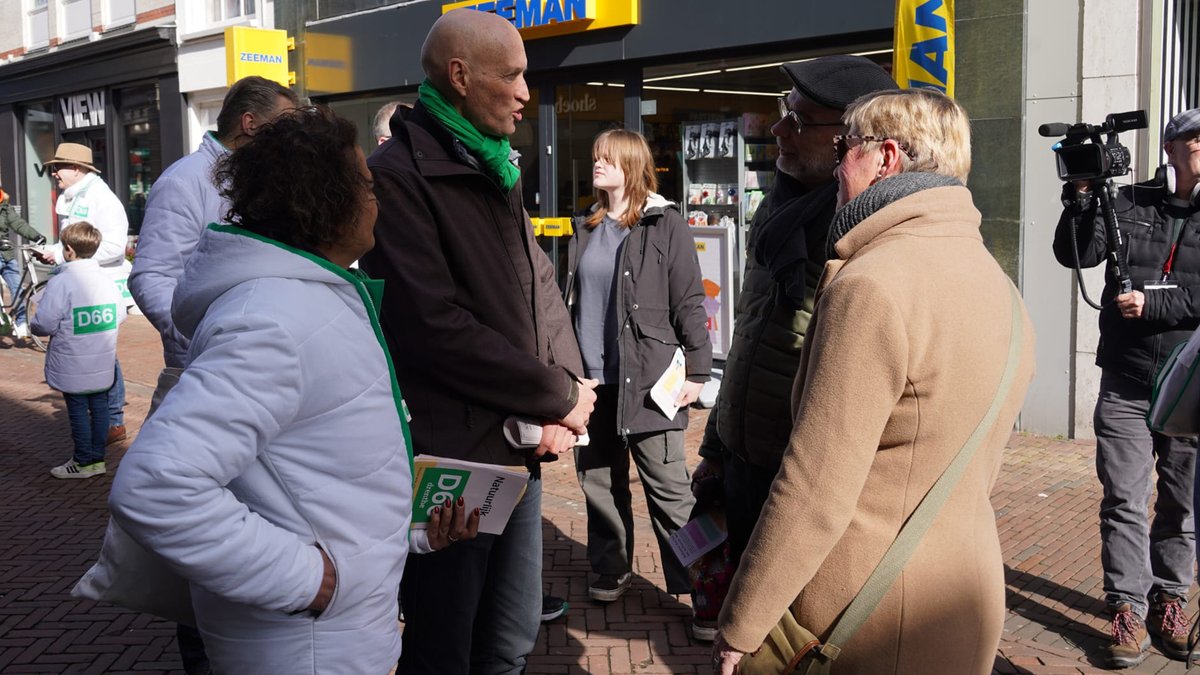 RTVMeppel's tweet photo. Minister Kuipers D66 flyerde in zijn geboorteplaats Meppel - https://t.co/ct9fQTLDCx https://t.co/qFbnLY5hEs