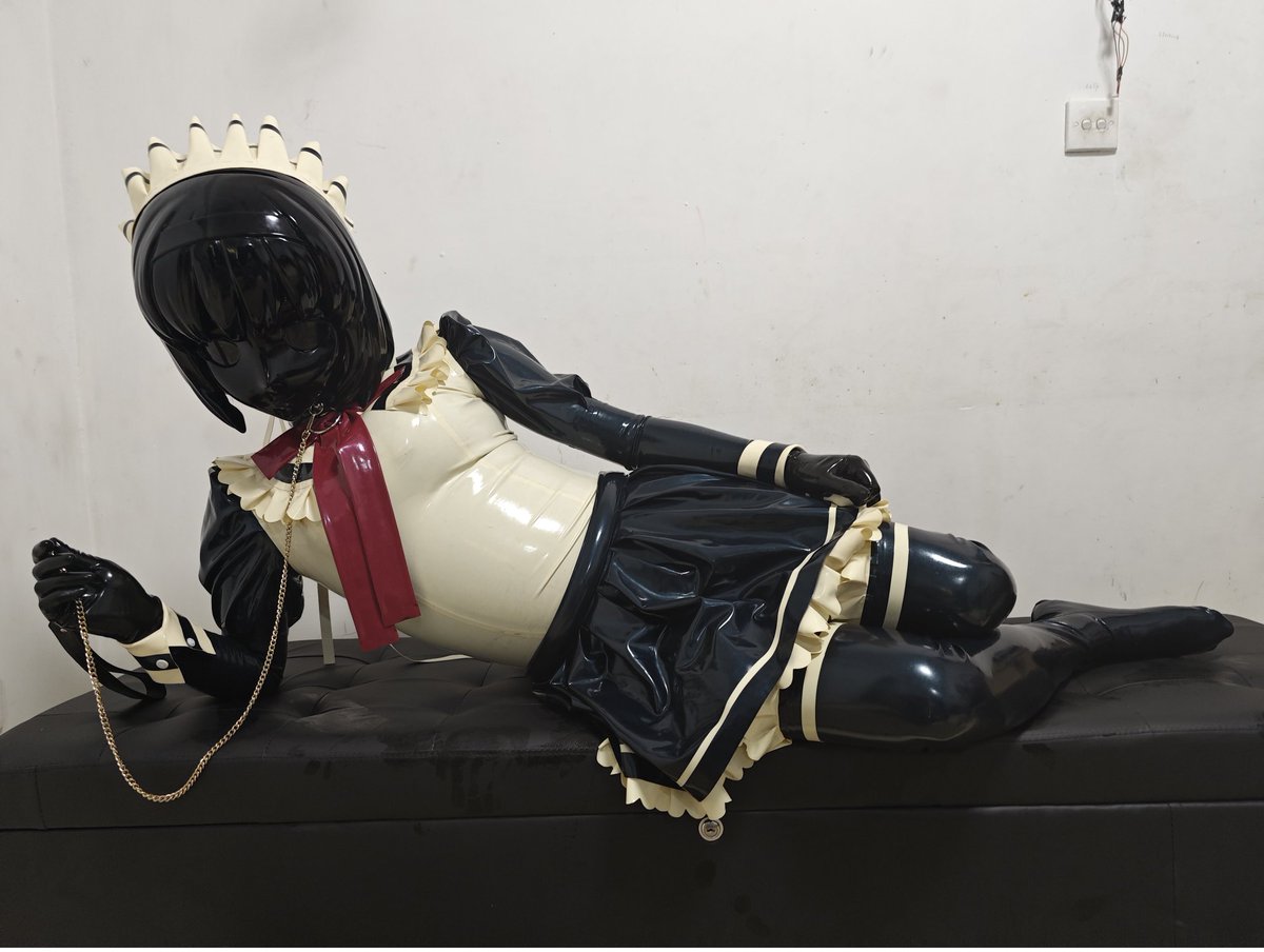 naivedriver1's tweet photo. 买了个长条储物凳，出乎意料的好用，无处安放的管子和K9找到了最好的存放方法，装人整活也不错。 https://t.co/KwzfjcJYzH