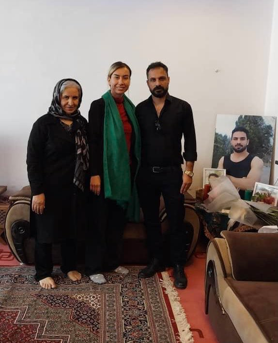 سعید افکاری:
خواهرم الهام، امروز از زندان عادل‌آباد آزاد شد اما باید پنج سال آینده‌ی زندگی‌اش را با پابند در حبس خانگی بگذراند. پنج سال حبس خانگی تنها به جرم اینکه دادخواه نفسِ گرفته‌‌ی برادر بیگناهش بود.
#نوید_افکاری